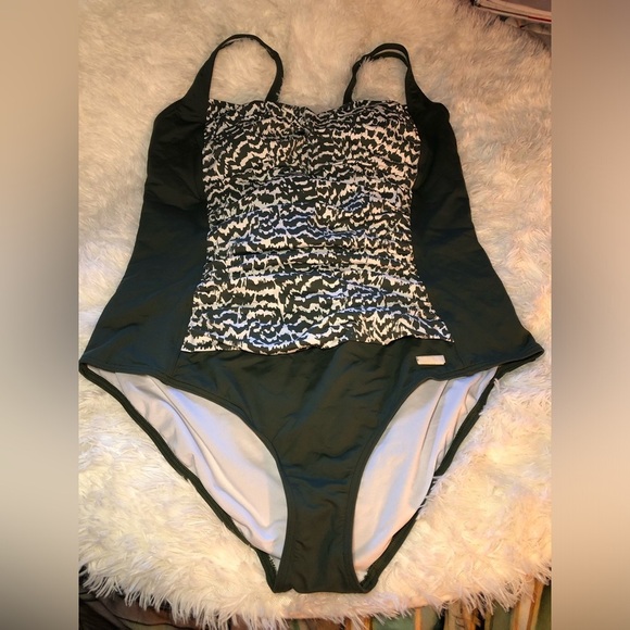 VENUS Green and White One-Piece Swimsuit size 16D - Picture 16 of 16